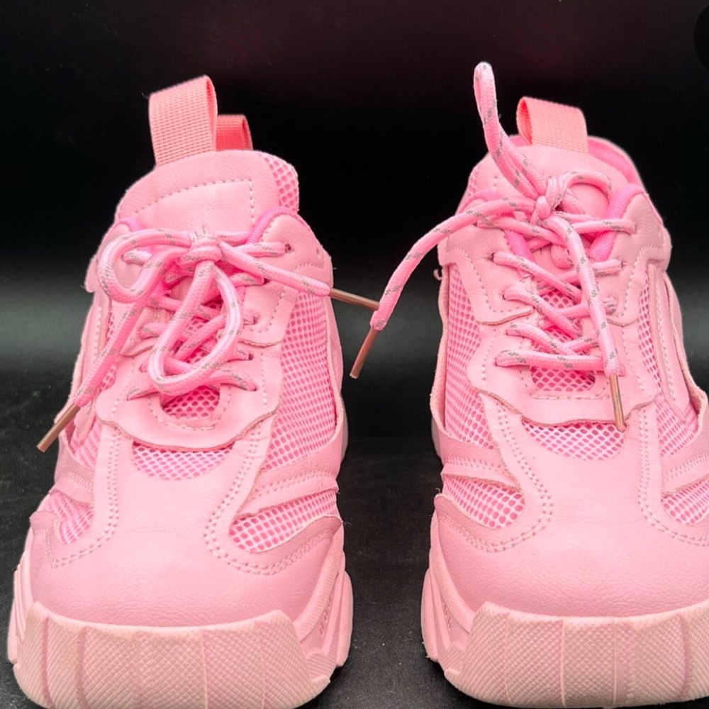 Women’s laced up pink shoes!